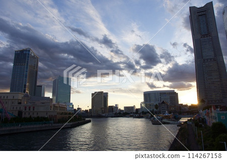Kanagawa Prefecture cityscape: Yokohama Station East Exit, Shin-Takashima, Minato Mirai evening view 114267158