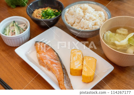 Delicious salmon breakfast 114267177