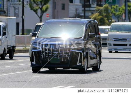 運動中的小型貨車 114267374