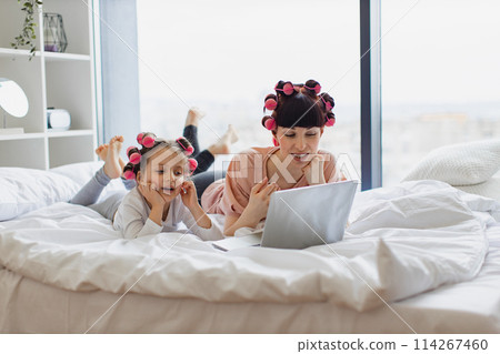 Weekend activity of a Caucasian mother and daughter at home. 114267460