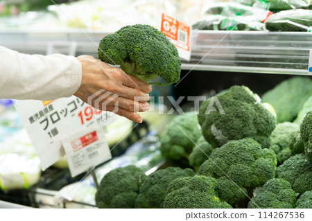Woman shopping at the supermarket Woman shopping at the supermarket 114267536
