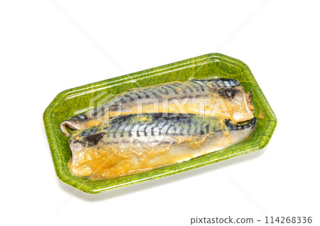 在西京醃製的去骨鯖魚，在食物托盤中[白色背景] 114268336