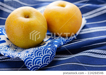 pear  114268546