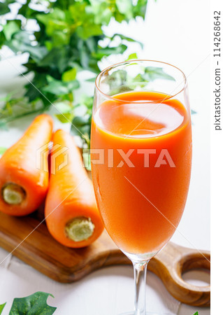 Carrots and carrot juice Carrots and carrot juice 114268642