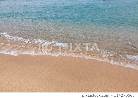 Waves to beat on the sandy beach 114270563
