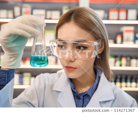 某製藥公司研究藥物的女研究員_2 114271367