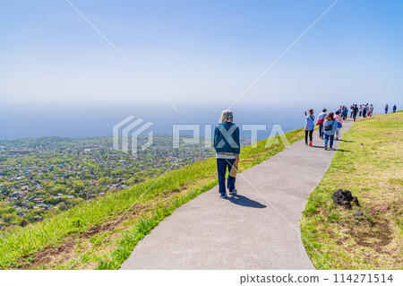 (Shizuoka Prefecture) People walking along the mountaintop promenade of Mt. Omuroyama, amidst the fresh greenery of the mountain 114271514