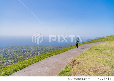 (Shizuoka Prefecture) A woman walking along the summit promenade of Mt. Omuroyama, amidst the fresh greenery of the mountain 114271515