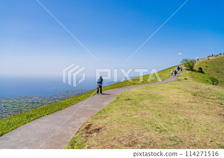 (Shizuoka Prefecture) People walking along the mountaintop promenade of Mt. Omuroyama, amidst the fresh greenery of the mountain 114271516