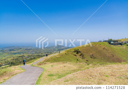 (Shizuoka Prefecture) People walking along the mountaintop promenade of Mt. Omuroyama, amidst the fresh greenery of the mountain 114271528