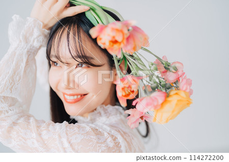 Woman with a bouquet 114272200