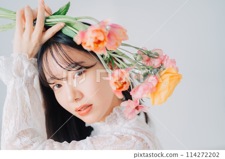 Woman with a bouquet 114272202