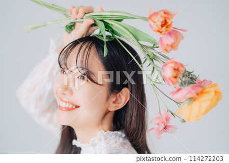 Woman with a bouquet 114272203