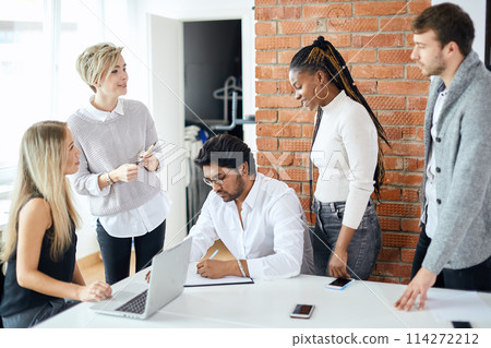 specialists discussing actual problems 114272212