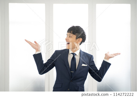 男性商人舉起雙手比較 114272222