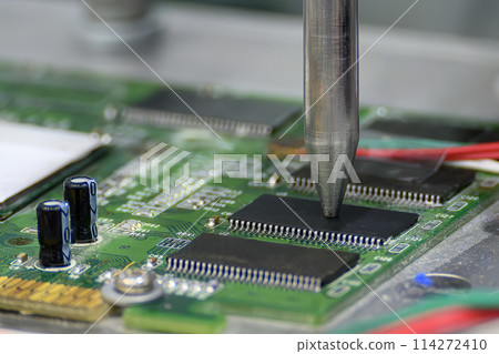 The automatic soldering machine operation with PCB board. The automatic soldering machine operation with PCB board. 114272410