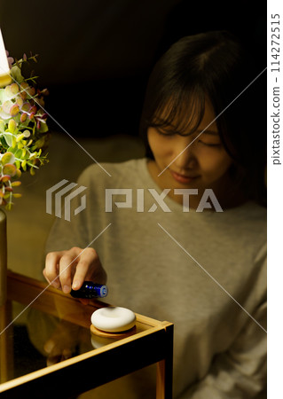 女人睡前被香氣治愈 114272515