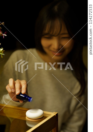 女人睡前被香氣治愈 114272533