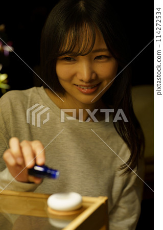 女人睡前被香氣治愈 女人睡前被香氣治愈 114272534