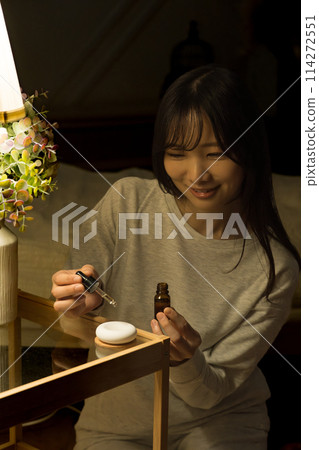 女人睡前被香氣治愈 114272551
