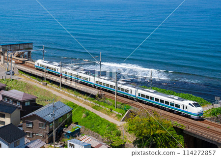 E653 series Shirayuki Kaminumatari color travels along the Sea of Japan coast 114272857