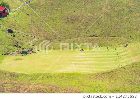 (靜岡縣)鮮綠的大室山、山頂火山口 (靜岡縣)鮮綠的大室山、山頂火山口 114273658