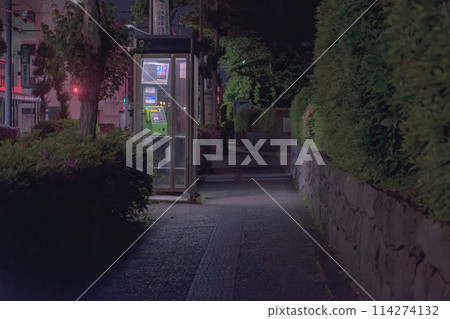 夜間照亮道路的電話亭 114274132