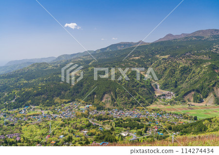 (靜岡縣)從大室山看到的池盆地和天城山脈 (靜岡縣)從大室山看到的池盆地和天城山脈 114274434