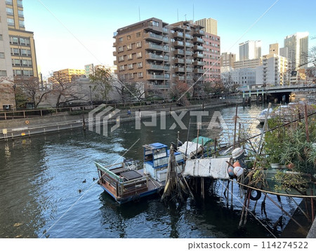 一艘小船停泊在河上 一艘小船停泊在河上 114274522