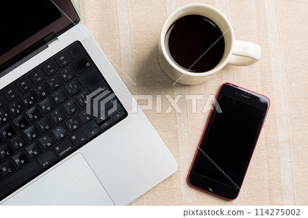 Computer and smartphone 114275002