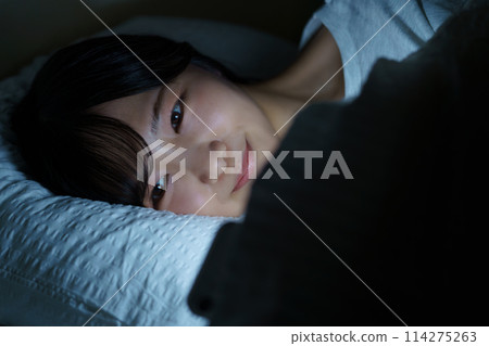 年輕女子在床上度過時光 年輕女子在床上度過時光 114275263