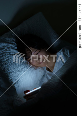 年輕女子在床上度過時光 114275271