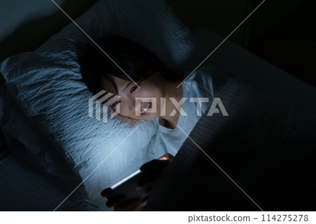 年輕女子在床上度過時光 114275278