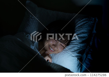 年輕女子在床上度過時光 年輕女子在床上度過時光 114275286
