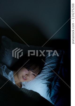 年輕女子在床上度過時光 年輕女子在床上度過時光 114275288