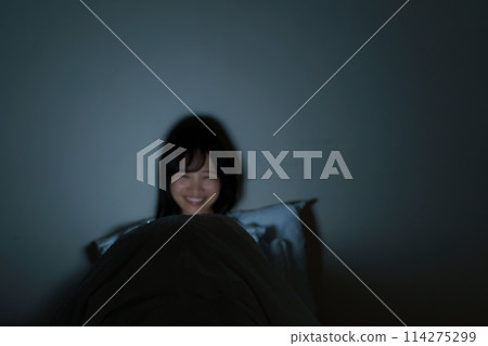 年輕女子在床上度過時光 114275299