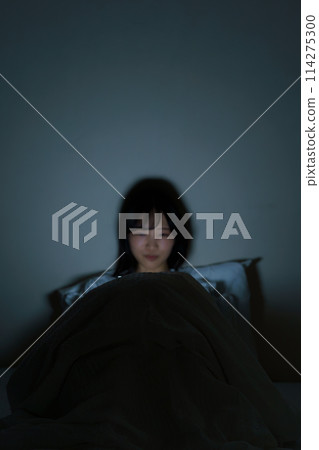年輕女子在床上度過時光 年輕女子在床上度過時光 114275300