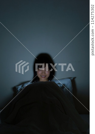 年輕女子在床上度過時光 114275302