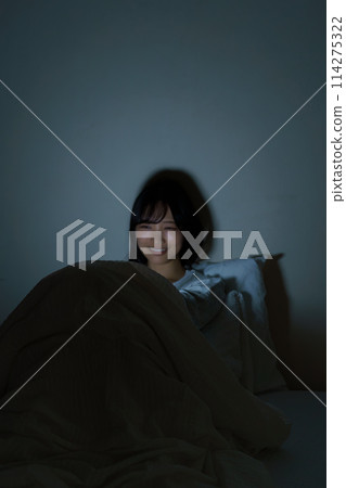 年輕女子在床上度過時光 年輕女子在床上度過時光 114275322