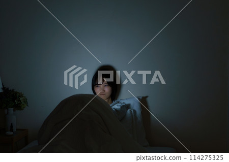 年輕女子在床上度過時光 年輕女子在床上度過時光 114275325