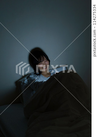 年輕女子在床上度過時光 年輕女子在床上度過時光 114275334