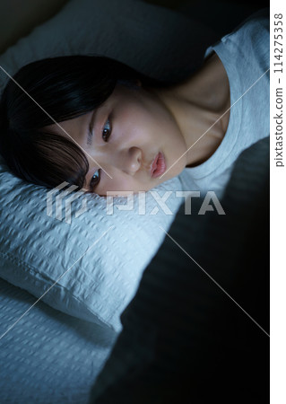 年輕女子在床上度過時光 年輕女子在床上度過時光 114275358