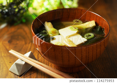 Miso soup with tofu and wakame 114275953