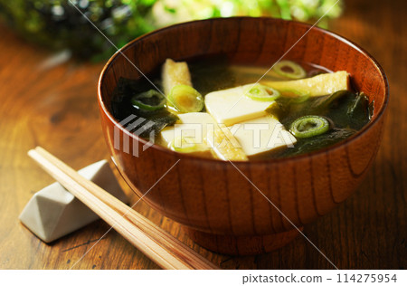 Miso soup with tofu and wakame 114275954