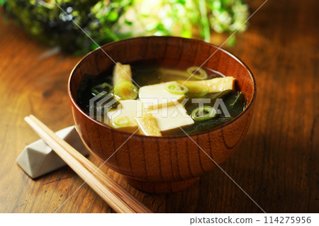 Miso soup with tofu and wakame 114275956