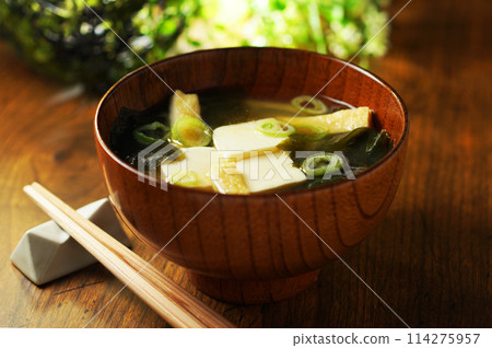 Miso soup with tofu and wakame 114275957