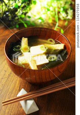 Miso soup with tofu and wakame 114275958