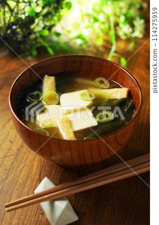 Miso soup with tofu and wakame 114275959