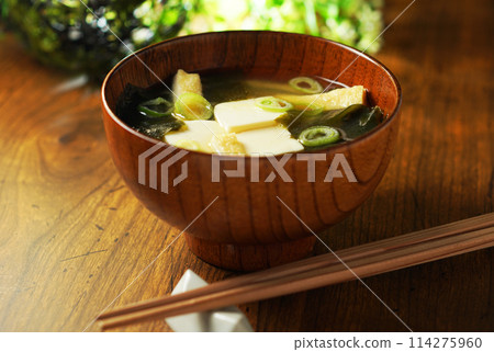 Miso soup with tofu and wakame 114275960