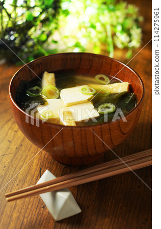 Miso soup with tofu and wakame 114275961